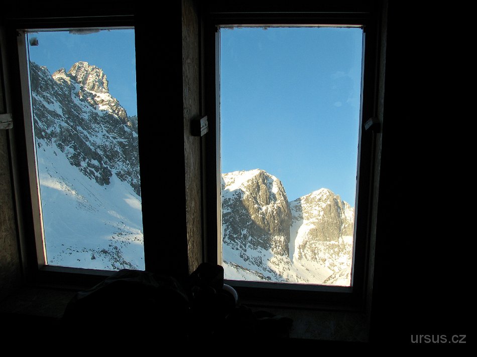 tatry 053.jpg - Ráno jsme se nečekaně probudili do jasného dne, o čemž se nám předešlý večer ani nesnilo. Úsměv na tváři ovšem netrval dlouho, protože jsme záhy zjistili, že vítr se příliš neutišil, a proto jsou šance na nějaký výstup stále velmi mizivé...